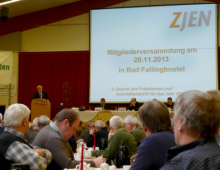ZJEN-Präsident Heinrich Ehlen am Rednerpult, Mitte aufgestützt: Minister Christian Meyer