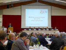 Präsident Hans-Heinrich Ehlen moderiert durch die Tagesordnung der Versammlung