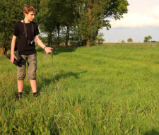 Der Schwalinger Naturfreund Lukas Griem zeigt den losen Weidedraht, der dem Bock zur üblen Falle wurde.