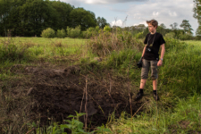 Der Schwalinger Naturfreund Lukas Griem zeigt den vom Befreiungskampf aufgewühlten Platz, an dem er den im Weidezaundraht gefesselten Rehbock fand.