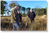 Landtagsabgeordneter Lutz Winkelmann (CDU) (re) mit Hegeringleiter Claus-Heinrich Schlange im Damwildgatter von Alfred Meisel (lks), Schwalingen.